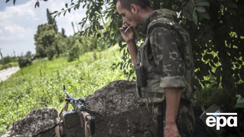 Украинские военные обороняются в луганском аэропорту