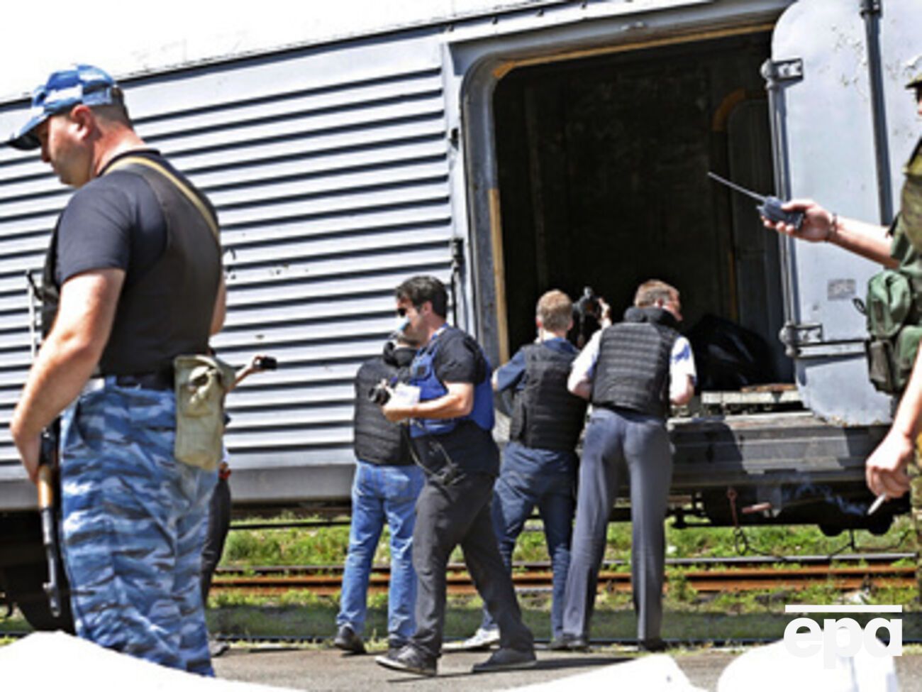 Инспекторы ОБСЕ документируют мешки с телами в одном из рефрижераторных вагонов