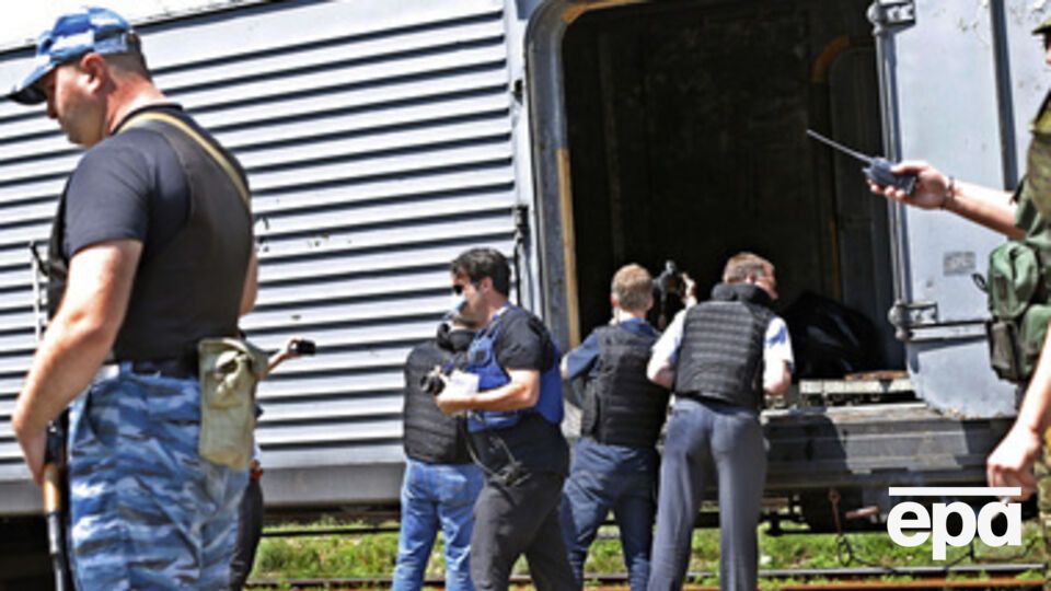 Инспекторы ОБСЕ документируют мешки с телами в одном из рефрижераторных вагонов