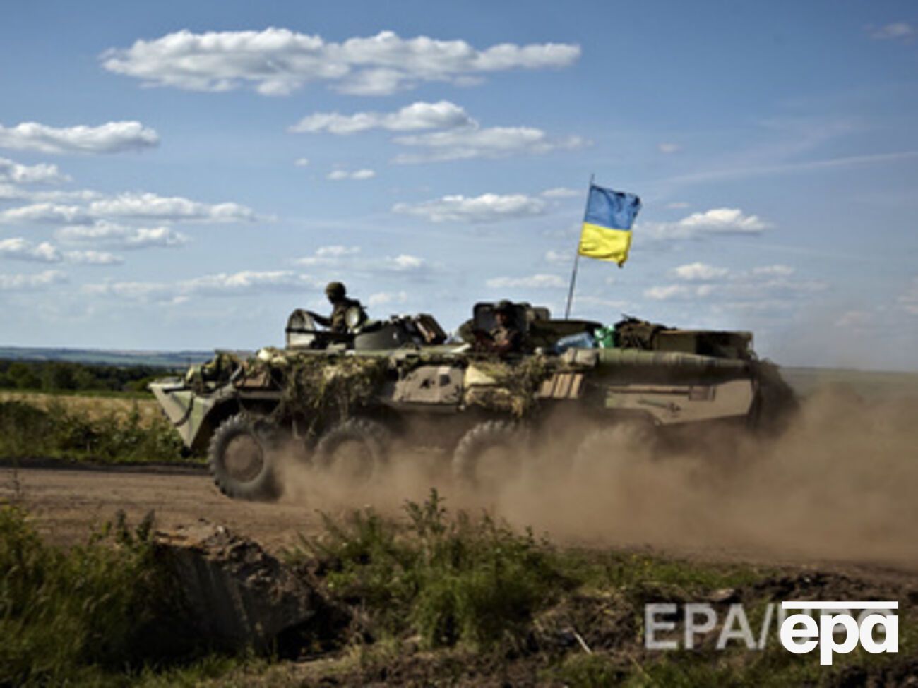 Военные с бронетехникой вошли в поселок рядом с Луганском
