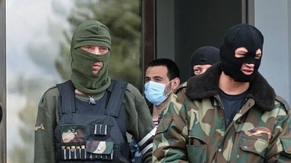 Тела погибших охраняет "Оплот".