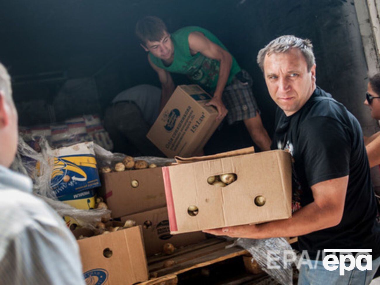 В освобожденные от боевиков города привезли гуманитарную помощь