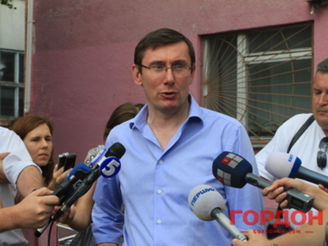 Дата начала поставок оружия в Украину --- секретная информация, заявил Луценко