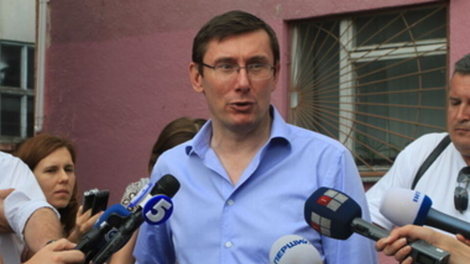 Дата начала поставок оружия в Украину --- секретная информация, заявил Луценко