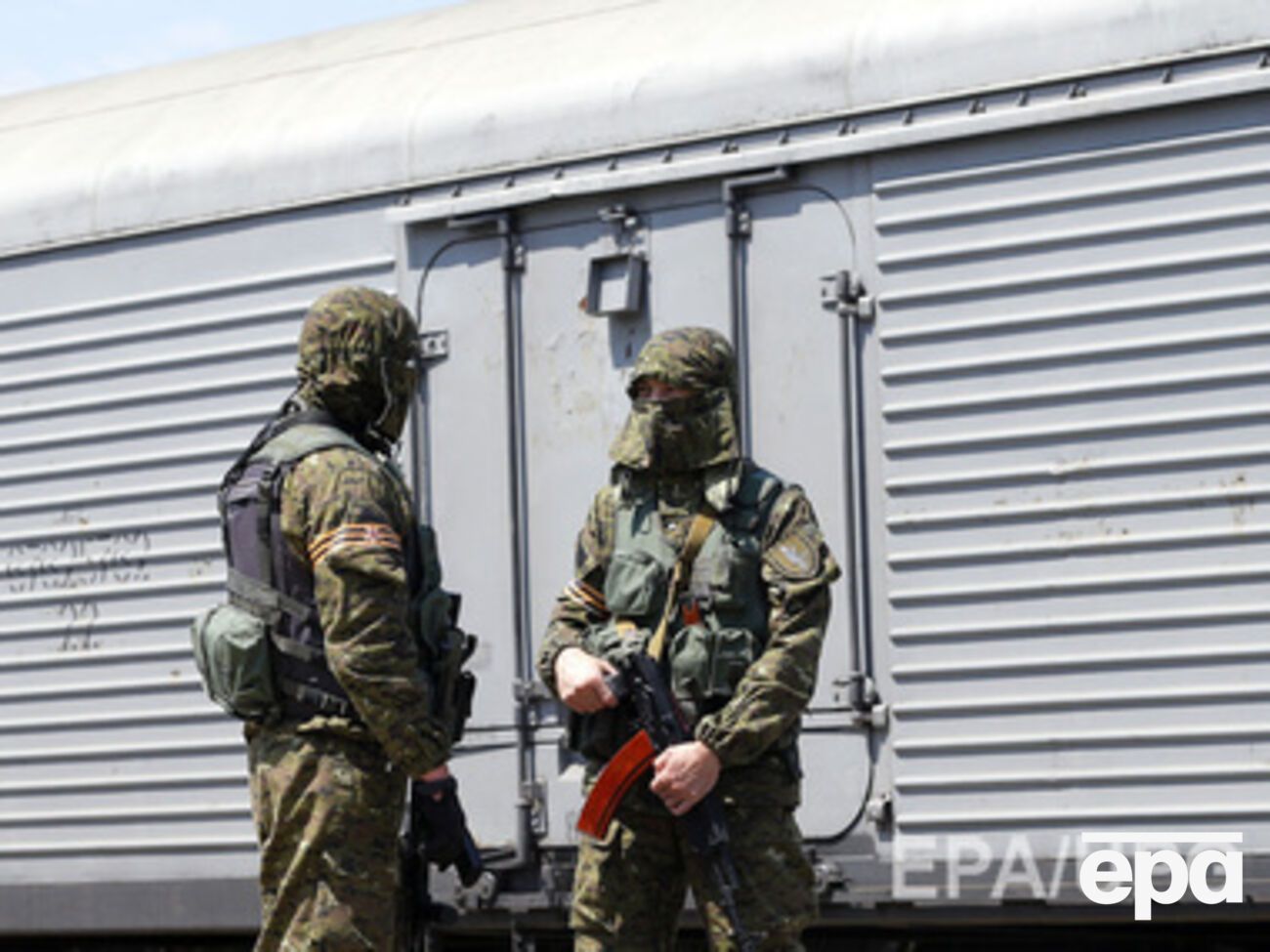 Вооруженные сепаратисты охраняют вагоны с телами жертв катастрофы