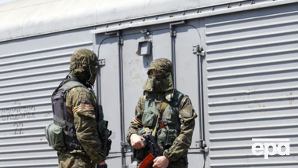 Вооруженные сепаратисты охраняют вагоны с телами жертв катастрофы