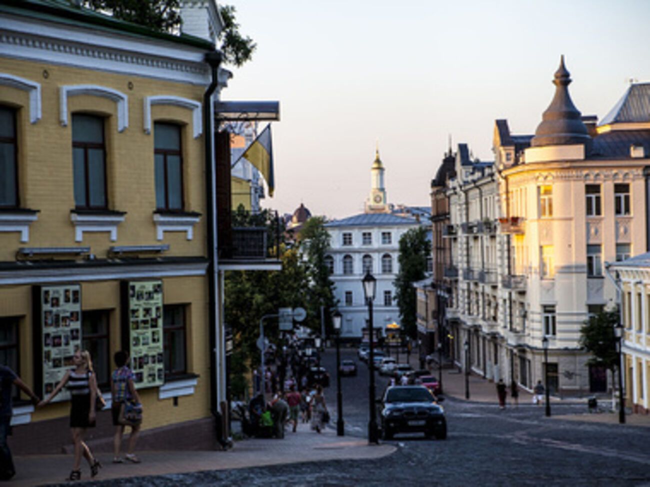 Андреевский спуск --- одно из любимых мест Киева среди иностранных туристов