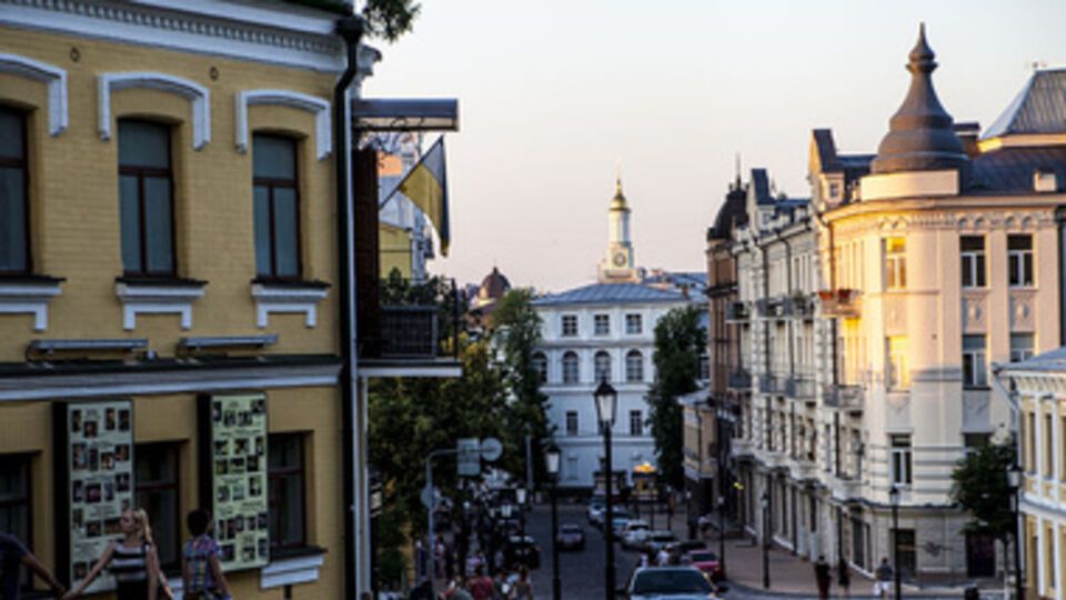 Андреевский спуск --- одно из любимых мест Киева среди иностранных туристов