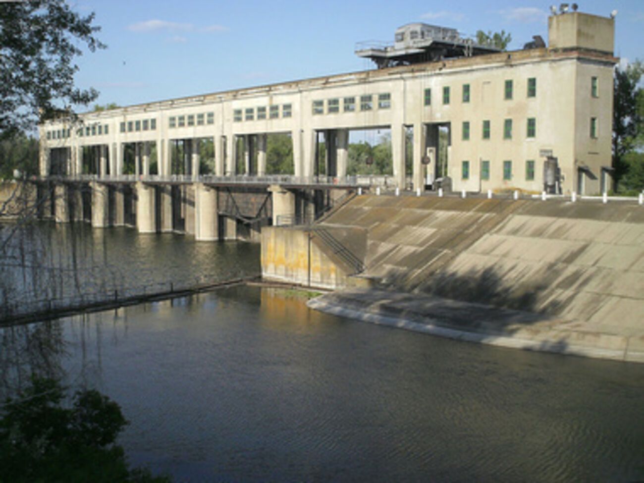 Канал Северский Донец --- искусственный канал в Донецкой области