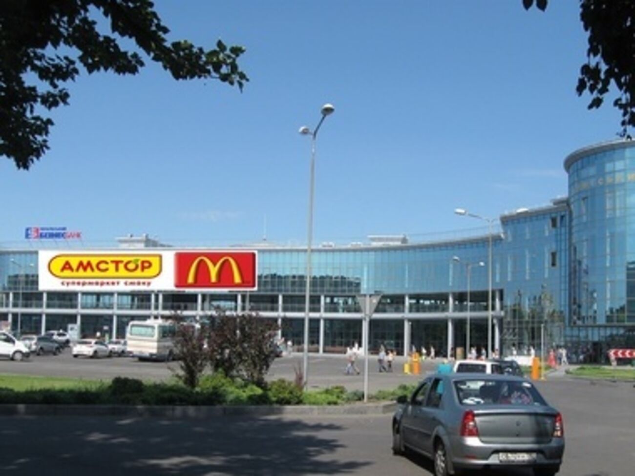 В районе железнодорожного вокзала возле супермаркета "Амстор" взорвался снаряд