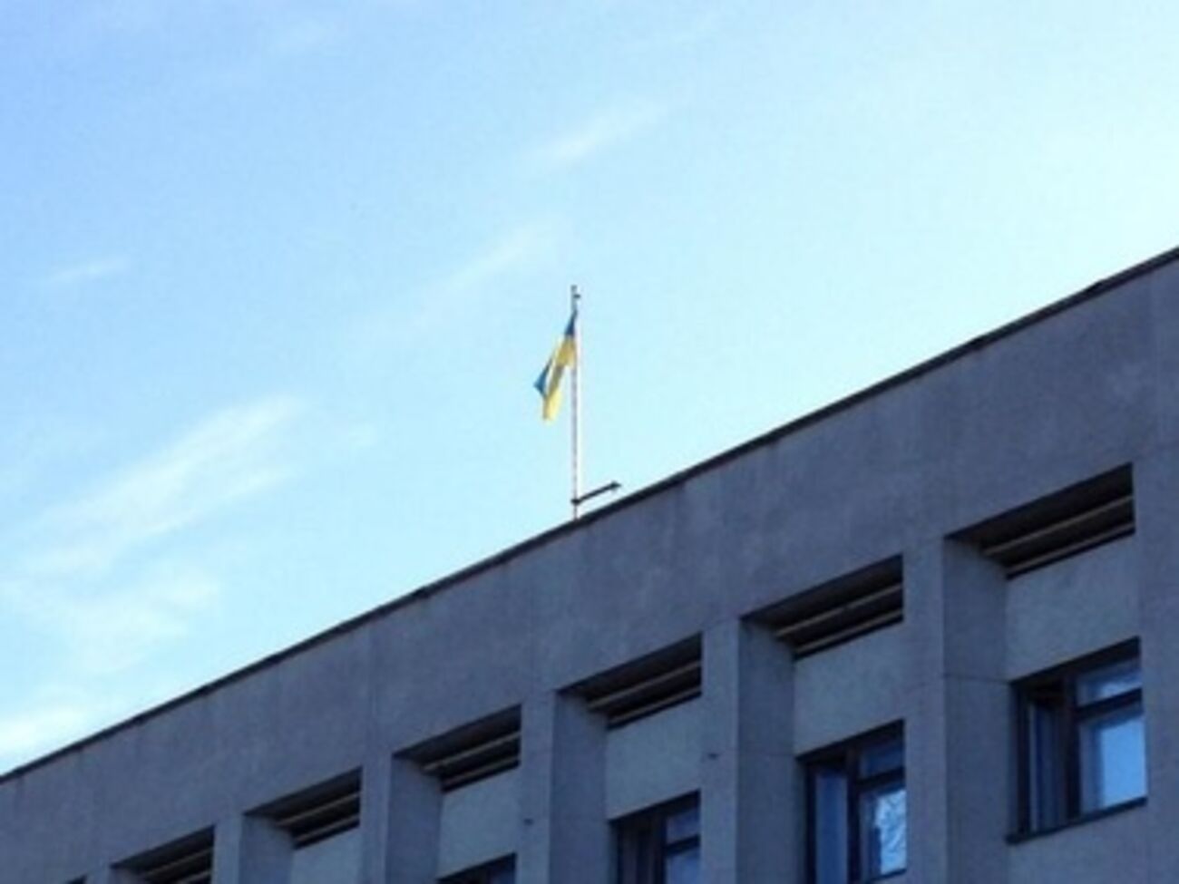 Над исполкомом в Рубежном подняли государственный флаг