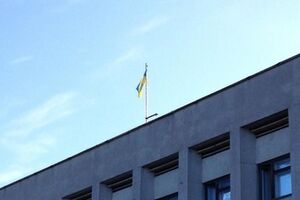 Над исполкомом в Рубежном подняли государственный флаг