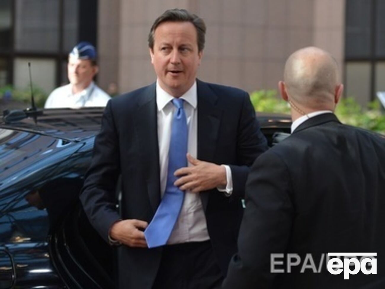 Кэмерон призывает заморозить счета олигархов, близких к Путину
