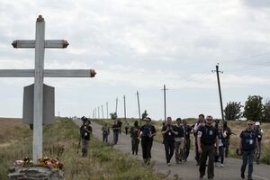 Экспертов ОБСЕ пустили на место крушения малазийского самолета