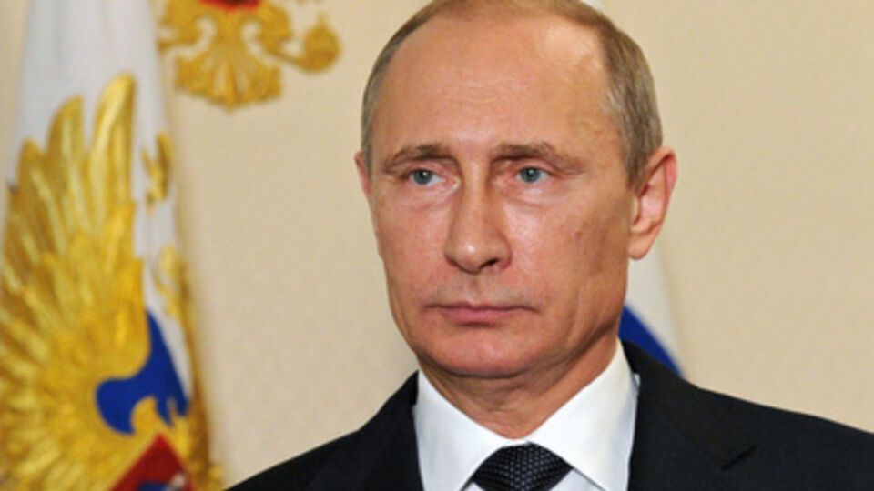 Роксбург: Ботокс не смог скрыть мешки под глазами, пудра --- потение его кожи, а поведение показало, что он шипит от ярости