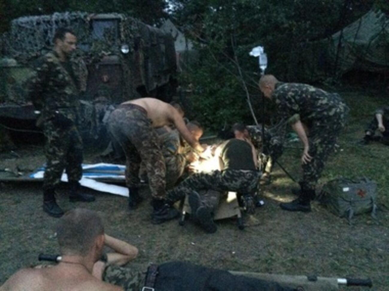 Медики спасают раненых
