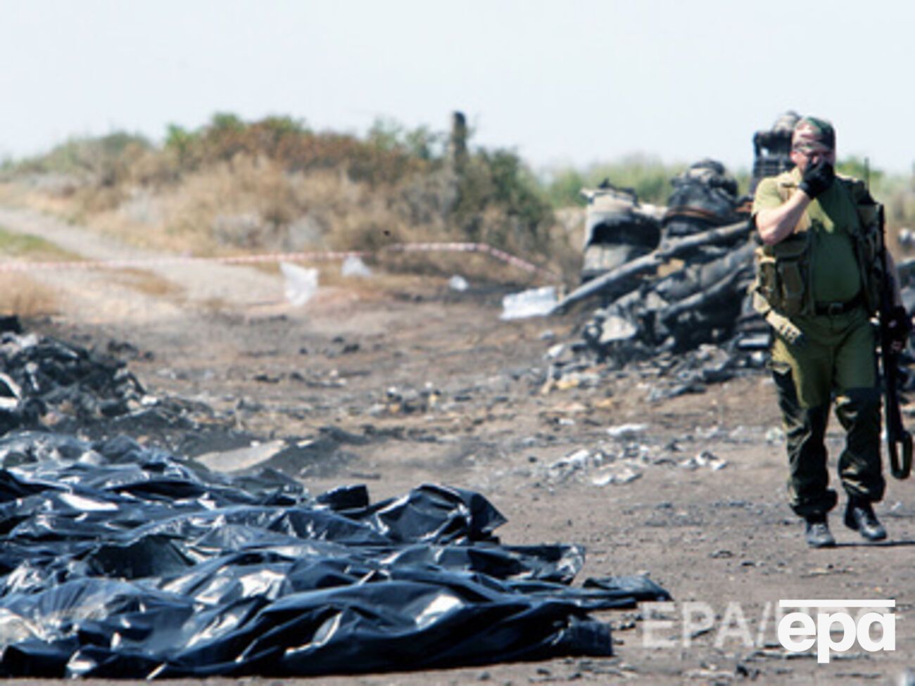 Тела погибших лежали посреди поля во время жары, но спасатели не могли их вывезти, поскольку на месте аварии под видом гражданских работали эксперты из РФ