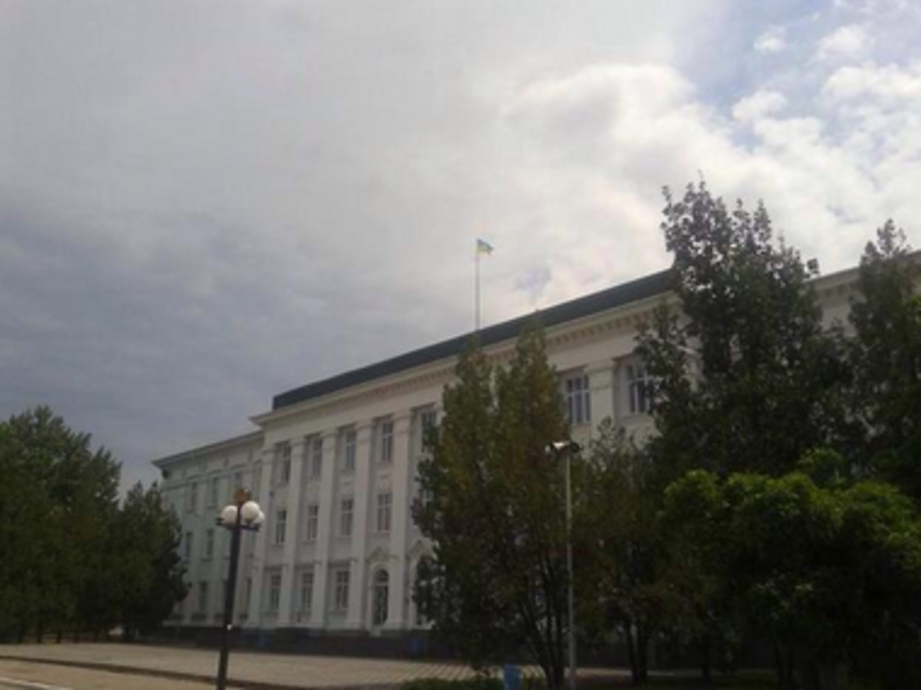 Над исполкомом Северодонецка подняли украинский флаг.