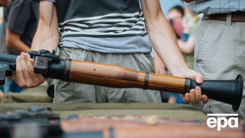 Неизвестные завладели оружием и боеприпасами правоохранителей