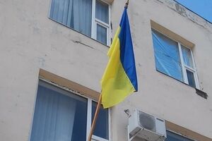 Флаг над зданием Попаснянского горсовета