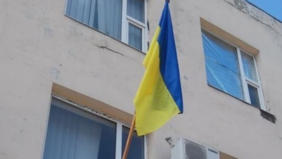 Флаг над зданием Попаснянского горсовета