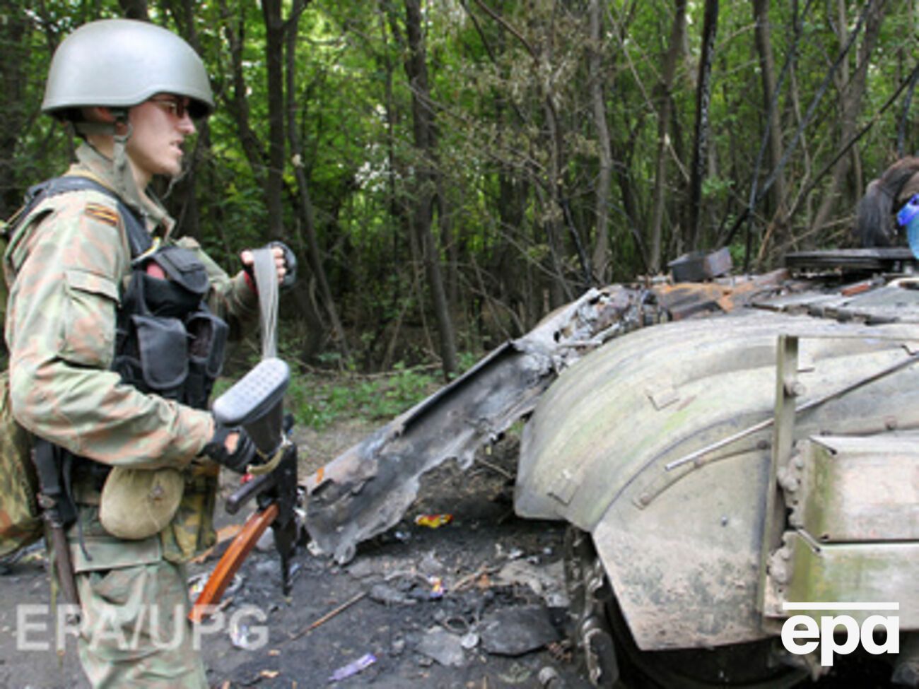 Пророссийский боевик у подбитого танка