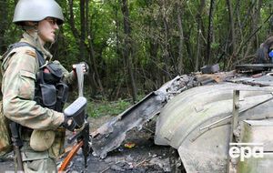Пророссийский боевик у подбитого танка