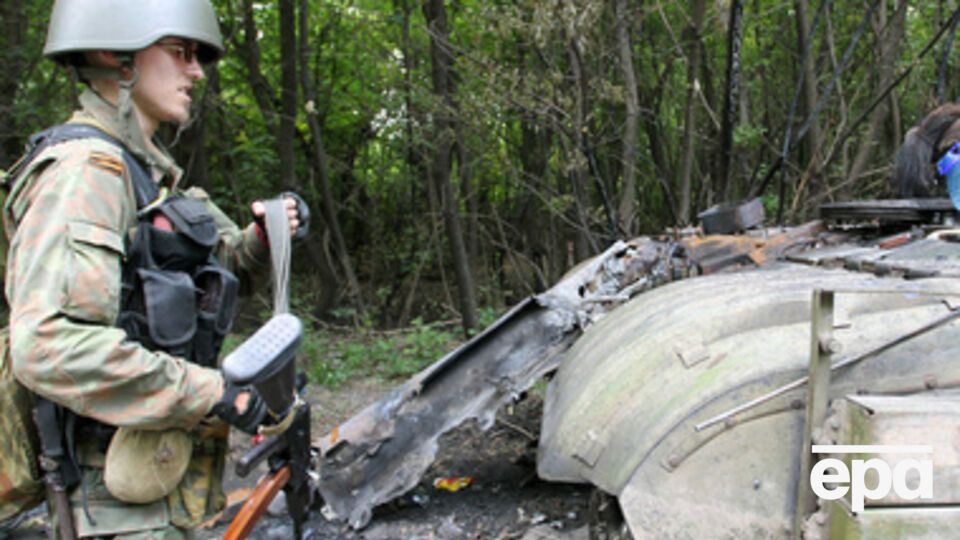 Пророссийский боевик у подбитого танка