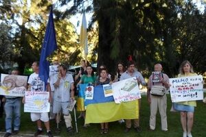 Люди выразили возмущение по поводу призывов Меркель пойти украинскую власть на переговоры с террористами