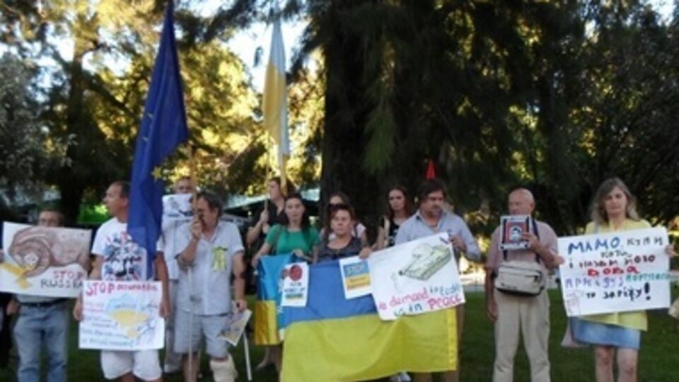 Люди выразили возмущение по поводу призывов Меркель пойти украинскую власть на переговоры с террористами