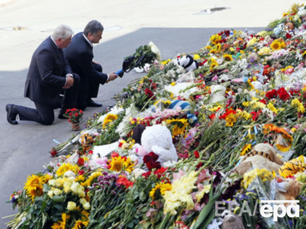 Порошенко возле посольства Нидерландов в Киеве