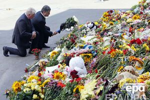 Порошенко возле посольства Нидерландов в Киеве