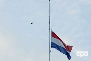 В Нидерландах приспустили флаги