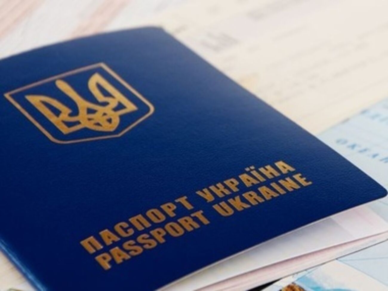 Украинцы будут получать загранпаспорта без намека на КПУ