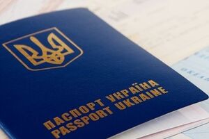 Украинцы будут получать загранпаспорта без намека на КПУ