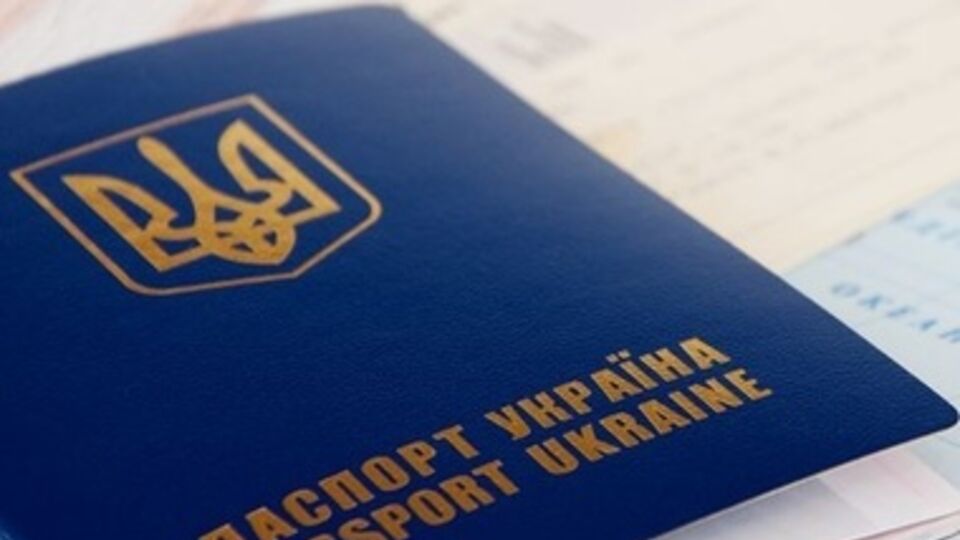 Украинцы будут получать загранпаспорта без намека на КПУ