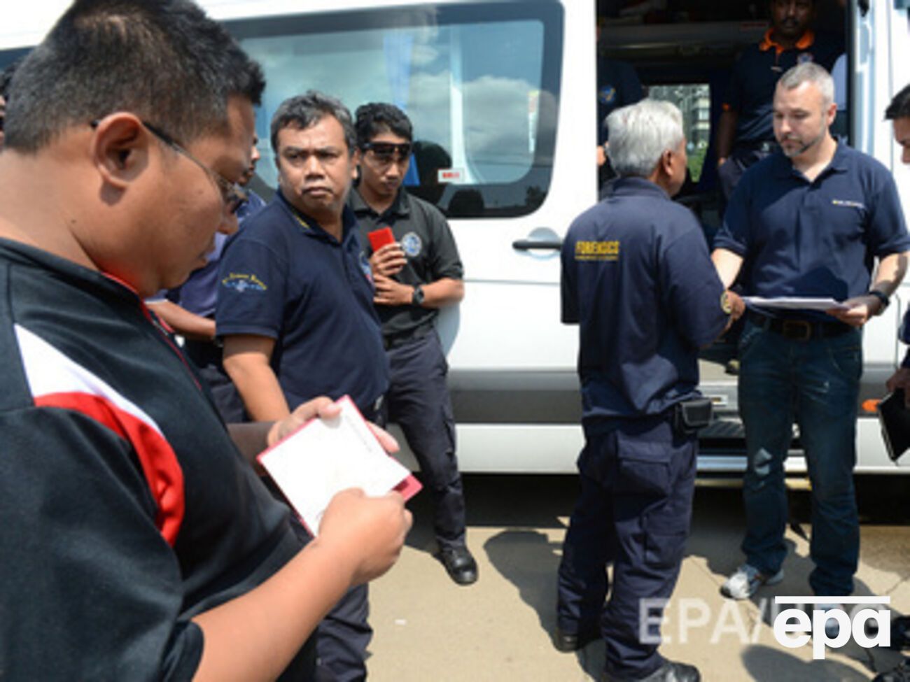 На фото --- малазийская команда исследователей крушения