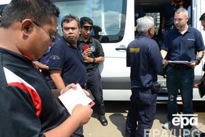 На фото --- малазийская команда исследователей крушения