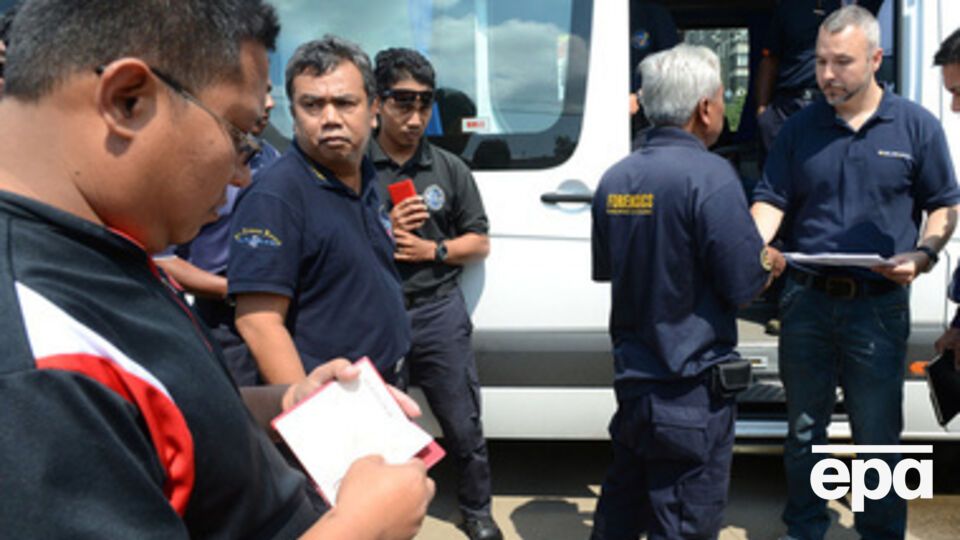 На фото --- малазийская команда исследователей крушения