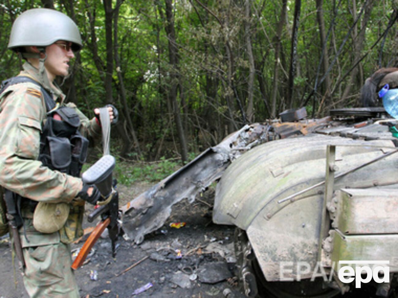 На фото --- пророссийский боевки возле разрушенного украинского танка