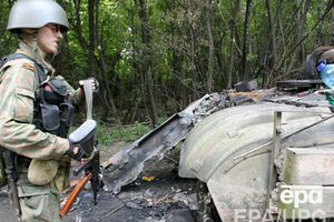 На фото --- пророссийский боевки возле разрушенного украинского танка