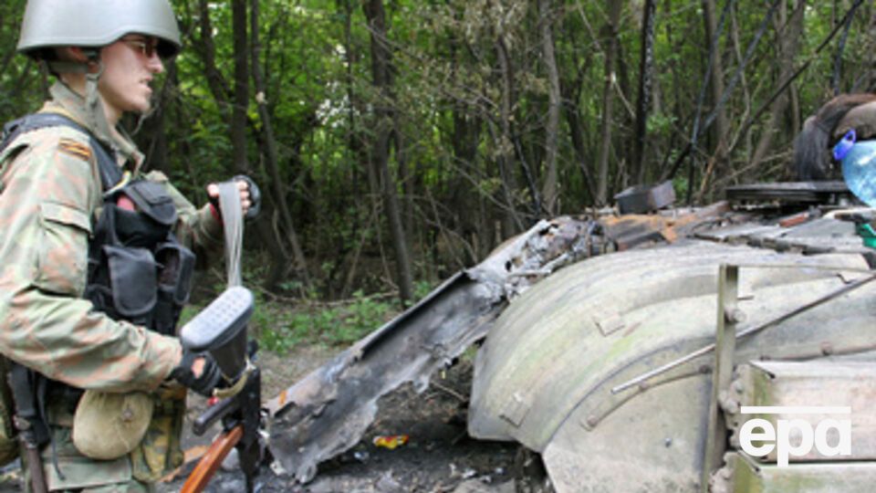 На фото --- пророссийский боевки возле разрушенного украинского танка