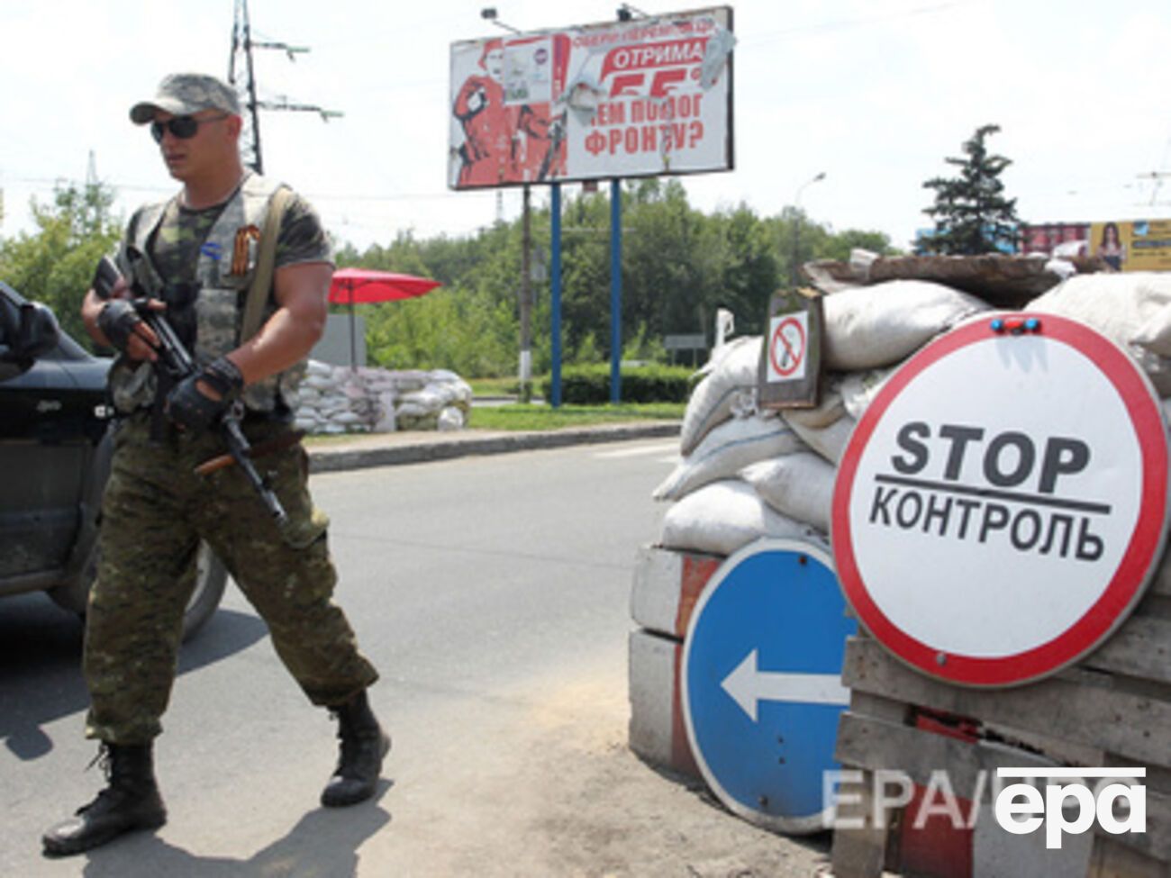 Пророссийский боевик на одном из блокпостов в Донецке