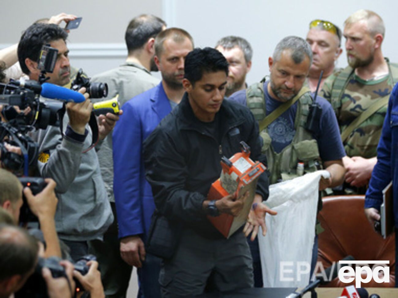 Террористы передали малайзийским экспертам "черный ящики" 21 июля &ndash; спустя четыре дня после аварии