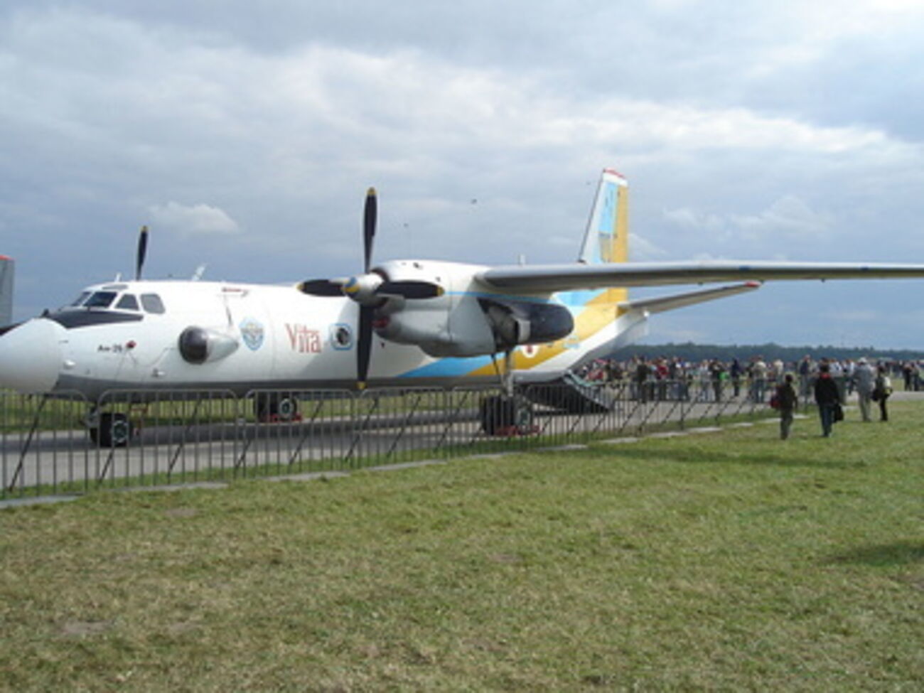 Раненных украинских нацгвардейцев и пограничников доставили в Украину на самолете Ан-26