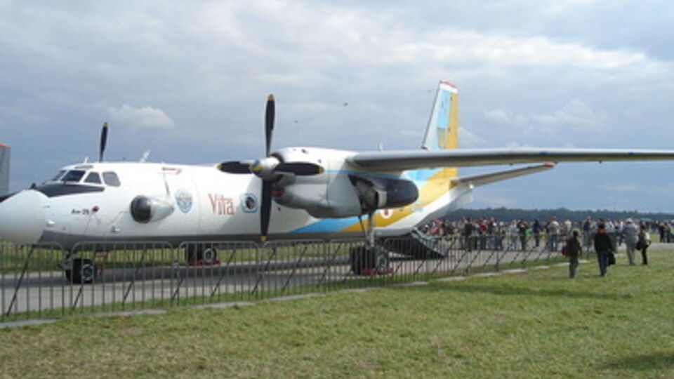 Раненных украинских нацгвардейцев и пограничников доставили в Украину на самолете Ан-26