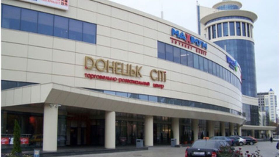 Террористы разграбили ТРЦ "Донецк-Сити"