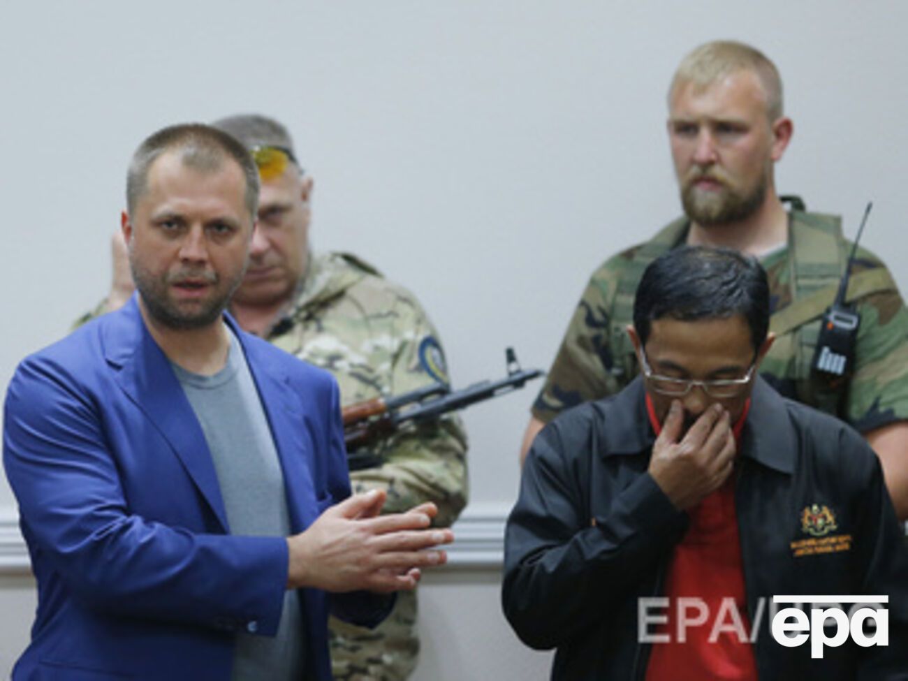 Самопровозглашенный глава "ДНР" Александр Бородай и представитель&nbsp;Совета национальной безопасности Малайзии полковник Мохаммед Сакри