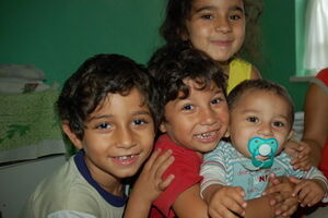 – Мы уедем. Вы не волнуйтесь.
– Я не волнуюсь, правда.
– Неправда. Вы все волнуетесь. Думаете, что мы неблагоприятные. Поэтому наш народ и гоняют.