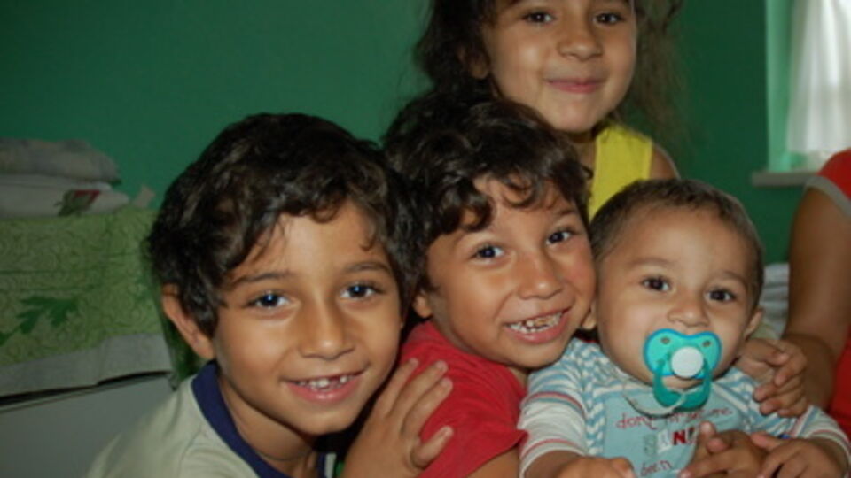 – Мы уедем. Вы не волнуйтесь.
– Я не волнуюсь, правда.
– Неправда. Вы все волнуетесь. Думаете, что мы неблагоприятные. Поэтому наш народ и гоняют.